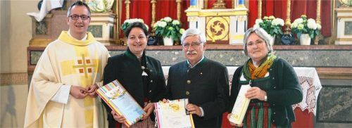 Domkapitular Dekan Pfarrer Daniel Reichel würdigte das Engagement der ebenfalls ausgeschiedenen Maria Fischbacher aus Pang und von Hans Demberger – gemeinsam mit der aktuellen Vorsitzenden des Pfarrgemeinderats, Elisabeth Engl aus Pang. Foto Aerzbäck