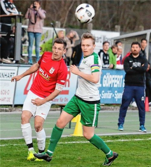 Duell der Kapitäne: Wasserburgs Dominik Haas klärt hier vor SG-Spielführer Andreas Hundschell.Foto Cater