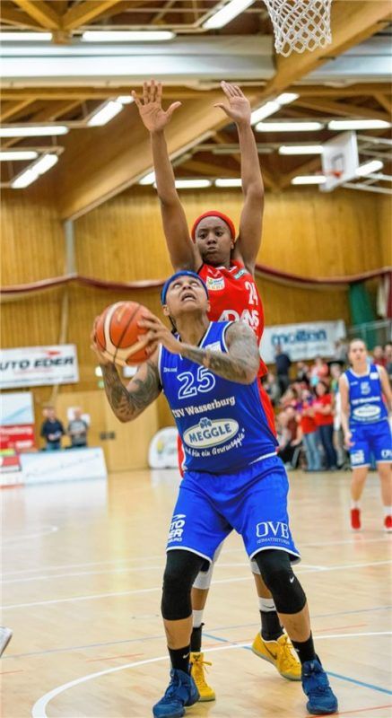Duell unter dem Korb beim Pokalspiel: Hernes Courtney Range gegen Wasserburgs Monique Reid (vorne). Foto Brei