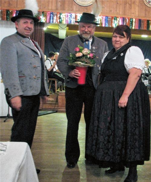 Ehrung am Festabend zum 125-jährigen Bestehen des Vereins im letzten Jahr. Aus der Hand des Ersten Gauvorstandes Georg Schinnagl erhielt Sabine Artmann (rechts) das silberne Gauehrenzeichen für langjährige Treue. Links ihr Mann Andreas Artmann.Foto re