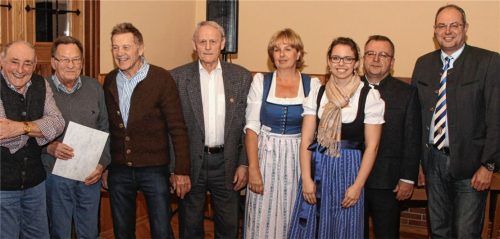 Ehrung der langjährigen Mitglieder des TuS Raubling: Manfred Blum, Karl Gruber, Anton Lechner, Werner Anzill, Angelika Ludwig (Vorstandsmitglied), Isabella Thaller, Günther Kammermeier und TuS-Vorsitzender Ulrich Maier.Foto konrad