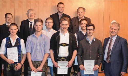 Ehrung für die Besten: Schulleiter Jürgen Ersing (vorne rechts) freute sich über den Erfolg von Josef Stiglmeier, Max Wuller, Markus Venus, Korbinian Zöller, Marinus Ziegler und Johannes Heß (vorne von links). Obermeister Christian Albersinger, Kreishandwerksmeister Gerhard Schloots, Fred Wollschlager, Prüfungsausschussvorsitzender der Metallbauer, und Rupert Gründl, Prüfungsausschussvorsitzender der Feinwerkmechaniker (hinten von links), gratulierten ihnen ebenfalls.Foto re