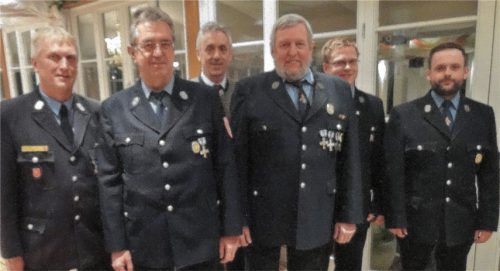 Ehrungen für langjähriges Engagement für zwei Mitglieder der Freiwilligen Feuerwehr Neukirchen: Kreisbrandmeister Rainer Tippl, Helmut Schmid ( 40 Jahre aktiv), Bürgermeister Josef Häusler, Paul Stocker ( 40 Jahre aktiv), Erster Kommandant Georg Lindner und Vorstand Stephan Bergmann (von links).Foto Niessen