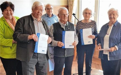 Ehrungen für treue Mitglieder des VdK-Ortsverbandes Aising-Happing-Pang bei der Hauptversammlung im Happinger Hof (von links): Margreth Fischbacher (Erste Vorsitzende), Hermann Huber (25 Jahre), Dieter Störmann (GF VdK Rosenheim), Martin Ruhstorfer (50 Jahre), Auguste Ballak (50 Jahre) und Rosa Neu (30 Jahre).Foto Knarr