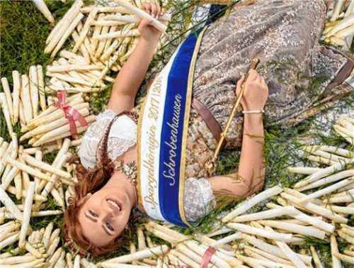 Ein Bad im Spargel nimmt Lena I. in Rosenheim nicht, doch sicherlich ein Bad in der Menge.Foto re