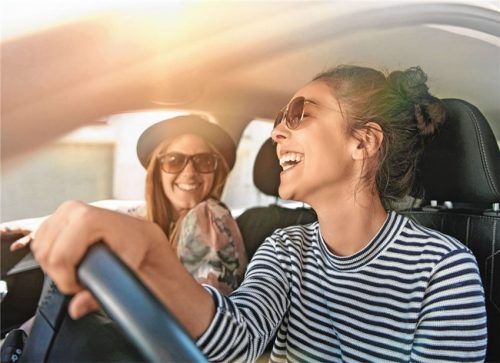 Ein immer dichteres E-Tankstellennetz macht die Nutzung von Elektrofahrzeugen einfacher und komfortabler. Foto djd/E.ON/shutterstock/Uber Images