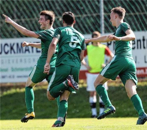 Ein jubelnder Daniel Kobl (links) nach seinem 2:2-Ausgleichstreffer, den der SBR in Unterzahl erzielte. Foto  Butzhammer