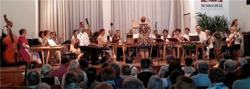 Ein kurzweiliges Programm bot der Zitherclub Rosenheim seinem Publikum.Foto re