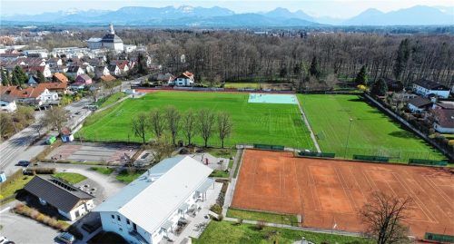 An der Hochfellnstraße liegt die Wertstoffinsel – gut anfahrbar und im Sommer anders als auf unserem Archivluftbild aus dem Winter schlecht einsehbar. Die Stadt hat den Kampf gegen die Verunreiniger aufgenommen. Foto Ziegler