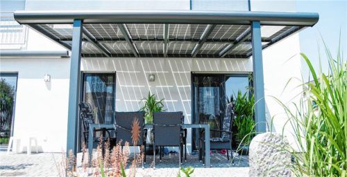 Ein Solardach für die Terrasse spendet Schatten, produziert selbst Energie und trägt somit zu Umwelt- und Klimaschutz bei. Foto djd/www.carporte.de