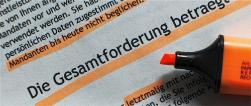 Eine Abmahnung, etwa wegen eines Fehlers im Impressum, kostet Unternehmer Geld. Kleinere Unternehmen können sich oft keinen Anwalt leisten, um sich zu wehren. Foto dpa