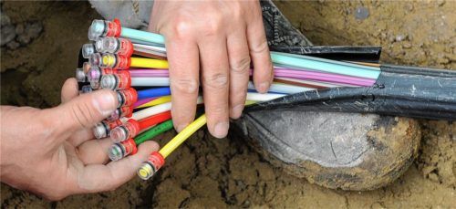 Eine Glasfaserverbindung wie auf dem Bild werden die Bewohner des Gabrielhofs so schnell nicht bekommen. Inzwischen wären sie über den Anschluss der offenbar bestehenden Kupfer-Leitung froh. Foto dpa