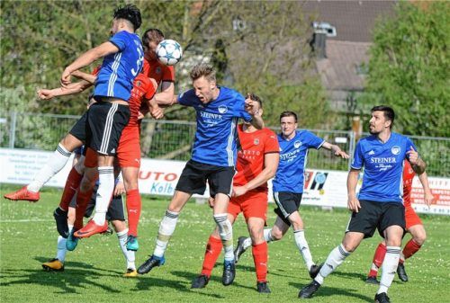 Eine gute Kopfballgelegenheit für den SV-DJK Kolbermoor.Foto Ruprecht