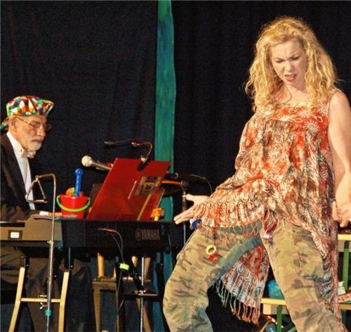 Einmal zart, dann wieder sexy und rockig: Ball & Jabara lieferten Musikkabarett der Extraklasse und damit einen unterhaltsamen Abend im Kulturhof.Foto lmm