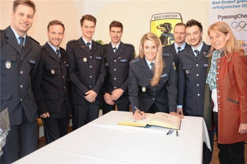 Eintrag ins Goldene Buch der Marktgemeinde Bad Endorf mit anschließender Autogrammstunde