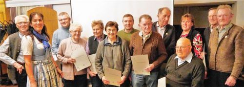 Elfmal 50 Jahre Mitgliedschaft verzeichnet der Obst- und Gartenbauverein Söchtenau. Es gratulierten Ehrenpräsident Josef Gartner, Vorsitzende Gertraud Polz, Söchtenaus Zweiter Bürgermeister Bernhard Summerer (von links) sowie Vize Martin Winkler (Siebter von links).Foto niessen
