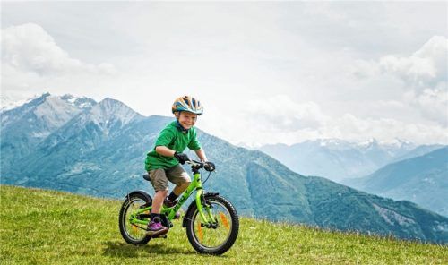 Eltern sollten nicht der Versuchung unterliegen, das Fahrrad eine Nummer zu groß zu kaufen. Foto  djd/PYROBIKES Jürgen Fischer/Jörg Jäger