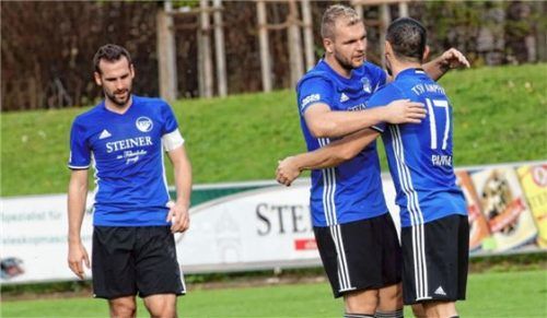 Endlich mal wieder Grund zum Jubeln: Die Ampfinger Liviu Pantea, Alin Ionas und Matze Huber. Foto  Buchholz