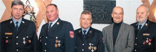 Engagement für die Feuerwehr (von links): Kreisbrandmeister Martin Gruber, Kommandant Josef Pietzinger, Manfred Huber, Bürgermeister Christian Praxl und Kreisbrandinspektor Hans Huber. Foto  Reisner