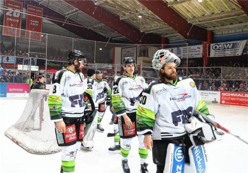 Enttäuschte Rosenheimer nach dem Ausscheiden in Hannover. Foto  Petrow
