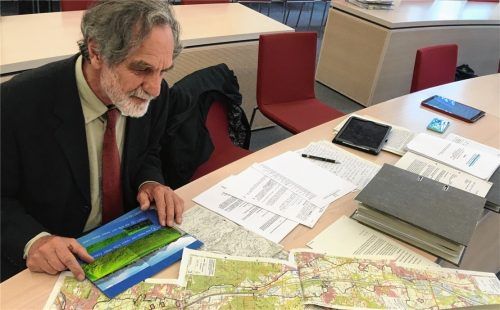 Ernst Böckler, Berater des Bund Naturschutz vor Gericht, studiert kurz vor Prozessbeginn auf Karten das Inntal zwischen Rosenheim und Kiefersfelden. Foto Weinzierl