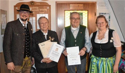 Erster Schützenmeister Paul Reiprich gratulierte Willi Zaiser und Anton Schießl. Erste Schriftführerin Petra Haag freute sich mit den Ausgezeichneten. Foto re