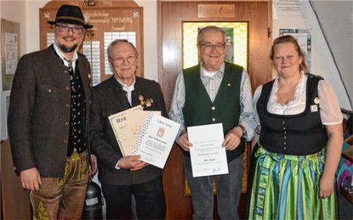 Erster Schützenmeister Paul Reiprich mit Willi Zaiser, Anton Schießl und Erster Schriftführerin Petra Haag (von links).