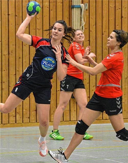 Eva Brenner (links) erzielte beim Sieg der Bruckmühler Damen elf Treffer.Foto Fischer