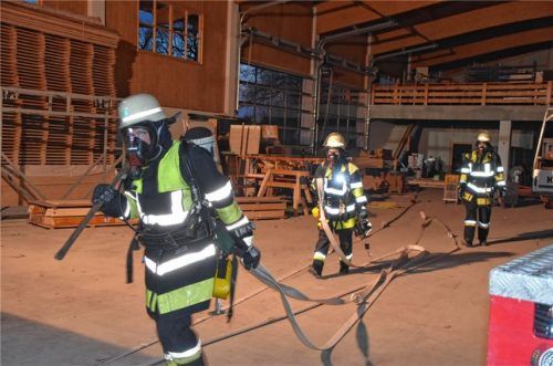 Feuerwehrübung in Happing: „vermissste“ Personen geborgen – Hunderte Meter Schlauch verlegt