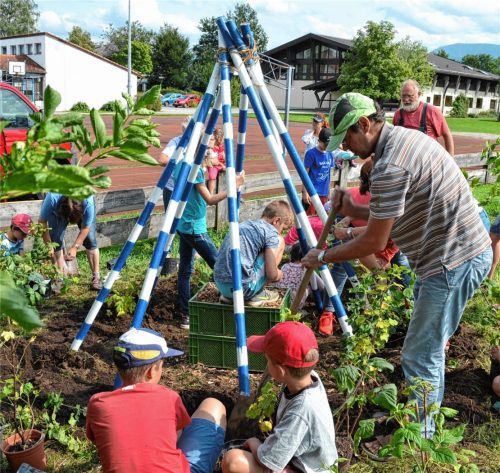 Fleißig gewerkelt wurde beim Tipi-Bauen, mit dem sich der Gartenbauverein am Ferienprogramm der Gemeinde Riedering beteiligt hat.Foto niessen