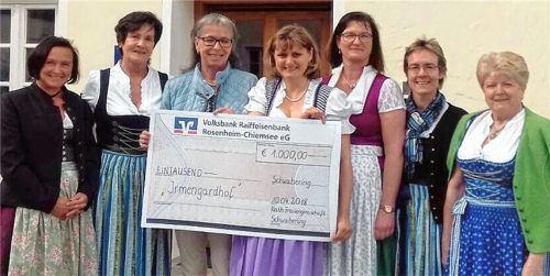 Frauengemeinschaft Schwabering spendet für den Irmengardhof
