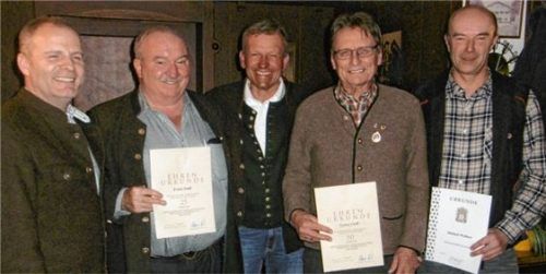 Freude über die Ehrungen (von links): Zweiter Schützenmeister Franz Dandlberger junior, Franz Seidl, Erster Schützenmeister Jürgen Richter, Georg Liedl und Michael Wallner junior.Foto re