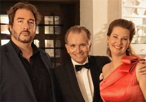 Freuen sich auf die neue Festspiel- und Konzertsaison: Regisseur Ingo Kolonerics sowie die Gastgeber Ortholf und Giulia von Crailsheim (von links). Foto re