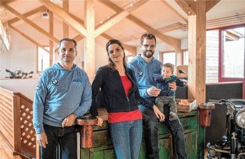 Freuen sich auf die offizielle Eröffnung der Zweiradwerke am 21. und 22. April: Eigentümer Christopher Hagl mit Sohn Henry und Lebensgefährtin Anne Koch mit Vater Andy (von rechts).