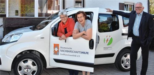 Freuen sich gemeinsam über das neue Auto (von links): Pflegedienstleitung Christine Boos mit der Vorsitzenden Lilo Wallner von der Nachbarschaftshilfe sowie Reinhold Frey, Vorsitzender des Wirtschaftlichen Verbandes, bei der Übergabe des Qubo. Foto schlecker