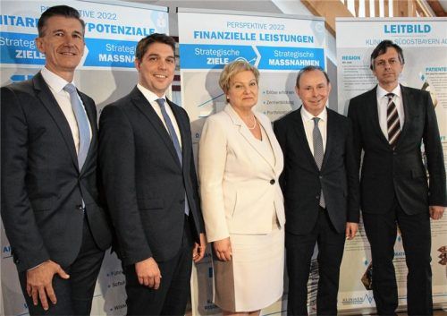 Freuen sich über die Entwicklung der Kreiskliniken: (von links) Vorstandsvorsitzender Dr. Uwe Gretscher, Landrat Sigi Walch, Vorstand Elisabeth Ulmer, Landrat Georg Grabner und Medizinischer Direktor St. Stefan Paech.Foto vm