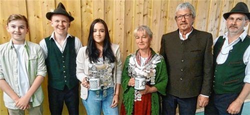 Freuten sich über ihre Platzierungen beim Königsschießen (unser Bild von links): Florian Schreck, Marinus Heindl, Denise Eschner, Gabi Brenner, Peter Lindner und Thomas Heindl.