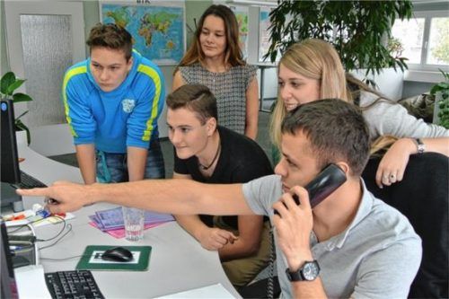 Fünf von derzeit 15 BTK-Azubis.54 Prozent orientieren sich bei der Berufs- und Betriebswahl an ihren Eltern. Foto re