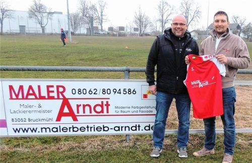 Für den Fußballnachwuchs des SV DJK Heufeld hat Steffen Arndt (rechts) Trikots spendiert – hier bei der Übergabe an Trainer Rico Schielicke. Fotos  baumann