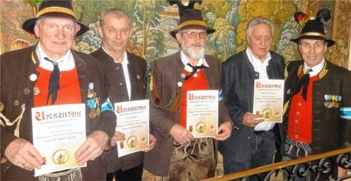 Für ihr „herausragendes“ Engagement ehrte Hauptmann Josef Entfellner (rechts) jetzt die Vereinsmitglieder (von links) Georg Murner, Hans Eigner, Sepp Schuster, Rudolf Obermaier und Hauptmann Josef Entfellner.Foto amf