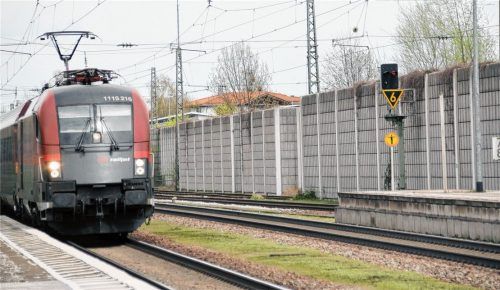 Für mehr Lärmschutz an der Zulaufstrecke zum Brennerbasistunnel im Inntal kämpft die Bundestagsabgeordnete Daniela Ludwig. Unser Bild zeigt die Bahnhofs-Durchfahrt in Raubling, wo schon Lärmschutzwände stehen.Foto Reisner