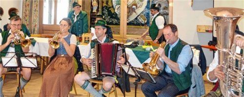 Fürs Rahmenprogramm im Haus der Vereine in Höhenmoos spielten die Altseiner-Musikanten auf.Fotos hötzelsperger