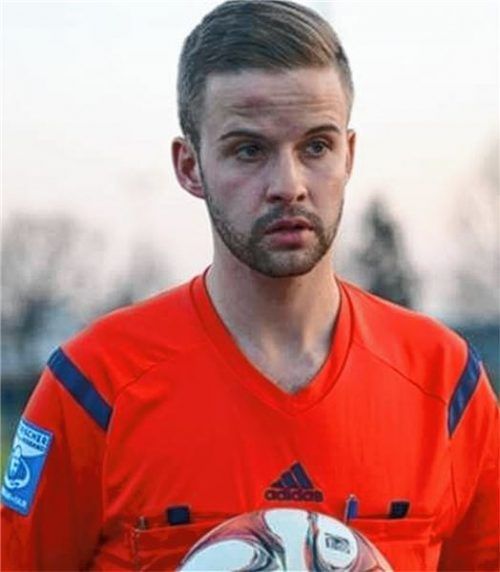 Michael Bacher vom SV Amerang leitet künftig Spiele in der 2. Bundesliga.