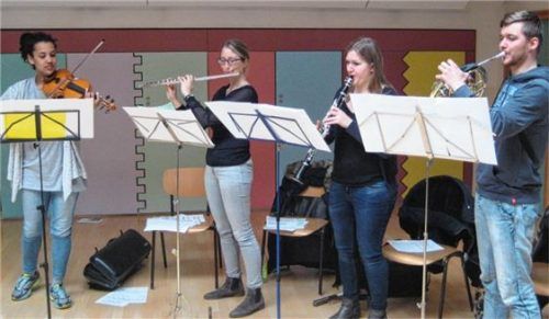 Gaben für die Grundschüler ein kleines Konzert (von links): Betty Akhigbe, Cäcilia Süss, Elisabeth Dögerl und Sebastian Dögerl.Foto re
