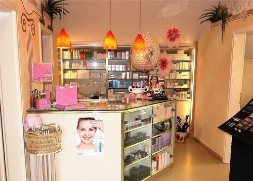 Ganz im Dienst der Schönheit steht Annette Kosmetik in Kolbermoor. Das Jubiläum wird mit einem Tag der offenen Tür am Freitag, 13. April, mit Jubiläumsangeboten und Rabatten gefeiert.