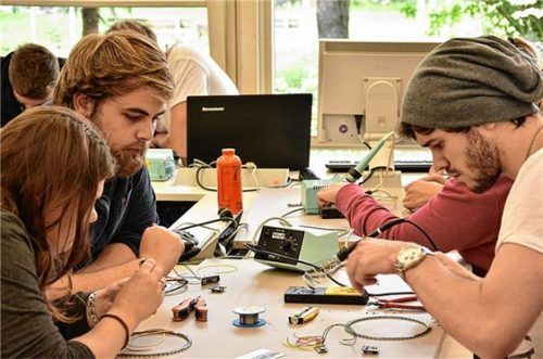 Gemeinsam tüfteln und einen Prototypen zu einem Thema entwerfen: Auf der „Make and Create“ haben Studenten der Hochschule dazu 24 Stunden Zeit. Foto re