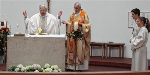 Gemeinsam zelebrierten Pfarrer Sebastian Lipp (links) und der amtierende Kollege von St. Michael, Sebastian Heindl, den Gottesdienst.Foto  RE