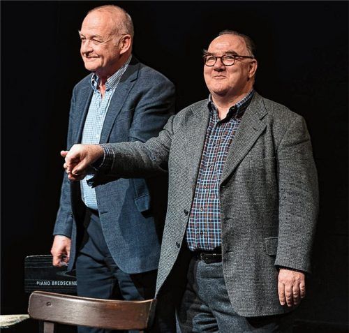 Genossen den Applaus: Daniel Fueter und Udo Samel (rechts) eröffneten die Theatertage mit einem Bertolt-Brecht-Abend. Foto Flamm