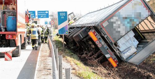 Gestern auf der A93: Sattelzug rast in Straßengraben