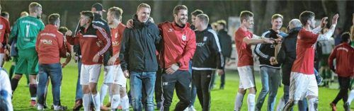 Glückliche Wasserburger Trainer nach dem Derbysieg